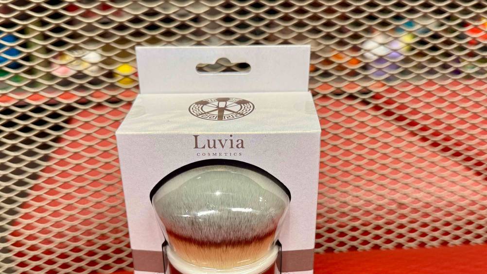 Luvia-Pinsel im Test: Nahaufnahme des verpackten Pinsels mit Logo.