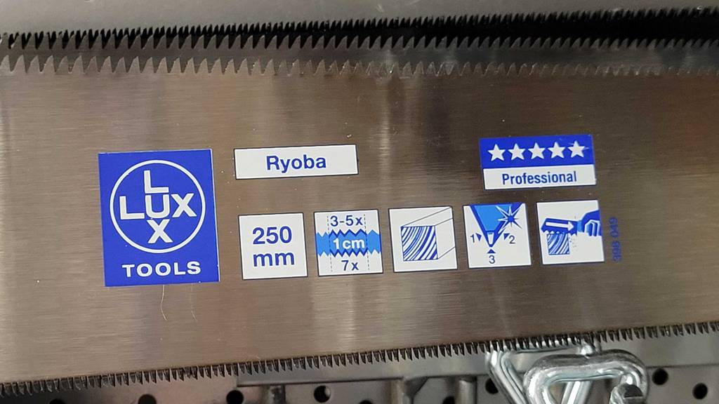 Detailansicht der getesteten Ryoba-Säge, mit Fokus auf die Sägezähne und die aufgedruckten Produktinformationen.