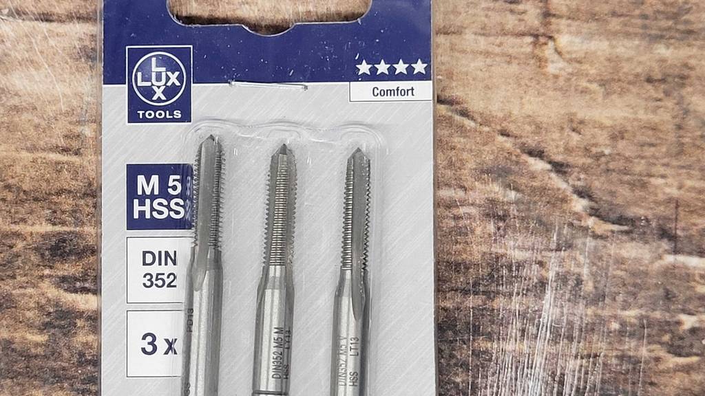 Im Test: Gewindebohrer der Größe M5 HSS von Lux Tools in ihrer 3-Set-Verpackung.