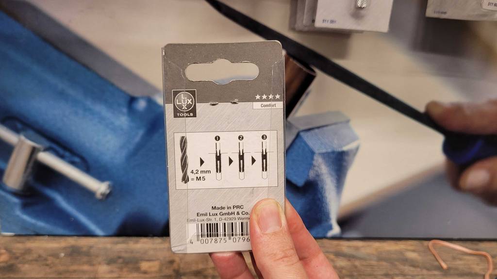 Gewindebohrer im Test: Nahaufnahme der rückseitigen Produktbeschreibung von einer Verpackung mit Gewindebohrern M5 HSS.