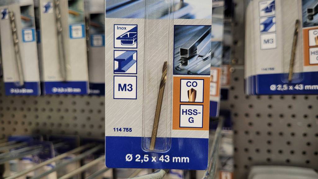 Edelstahlbohrer im Test: Eine Verpackung der Marke Lux-Tools inklusive M3-Bohrer hängt an einem Verkaufsregal.