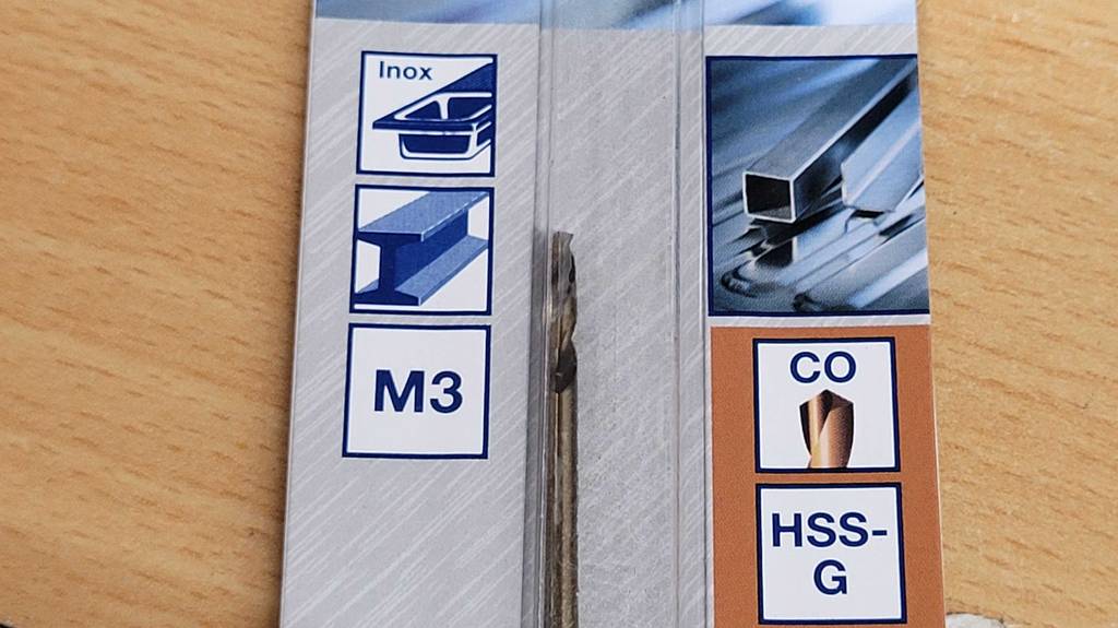 Edelstahlbohrer-Test: Nahaufnahme der Bohrerspitze, eingeschweißt in seiner Verpackung.