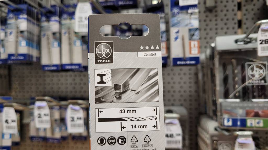 Edelstahlbohrer im Test: Detailansicht der rückseitigen Produktbeschreibung einer Verpackung von Lux-Tools vor einem Verkaufsregal.
