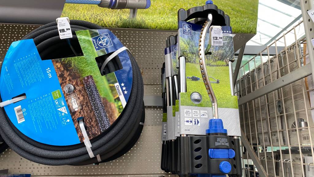 Viereckregner-Test: Viereckregner von LUX inklusive Verpackung liegen auf einem Verkaufsregal neben LUX-Schlauchmaterial.