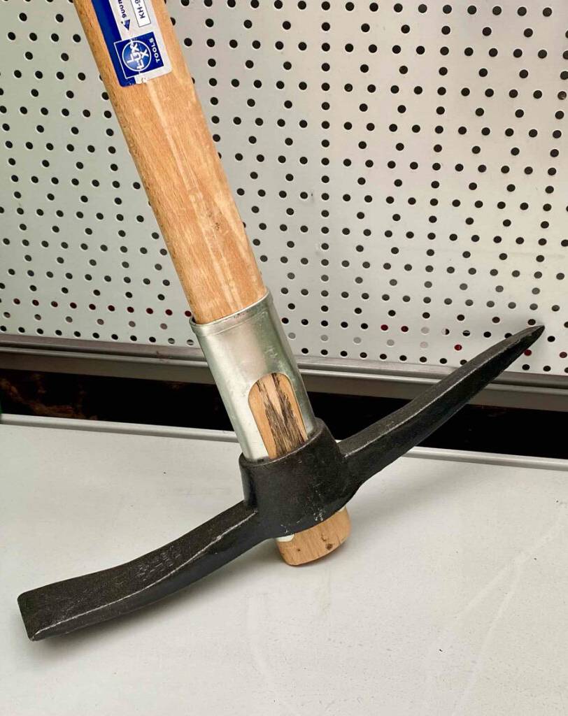 Nahaufnahme der getesteten Kreuzhacke, mit Fokus auf das Material des Kopfes.