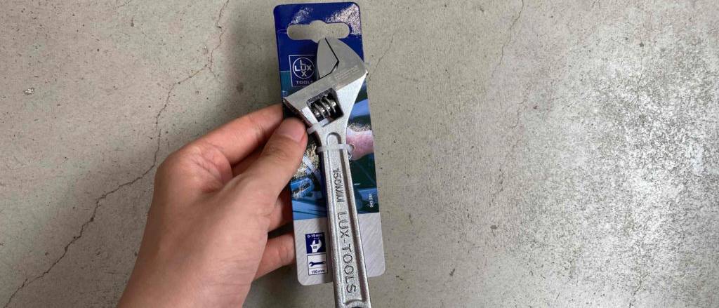 Der getestete Rollgabelschlüssel wird in der Hand gehalten.