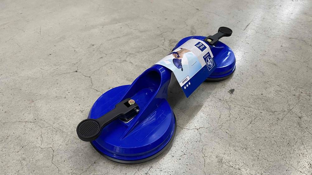 Detailansicht der Befestigung eines blauen Saughebers zum testen.