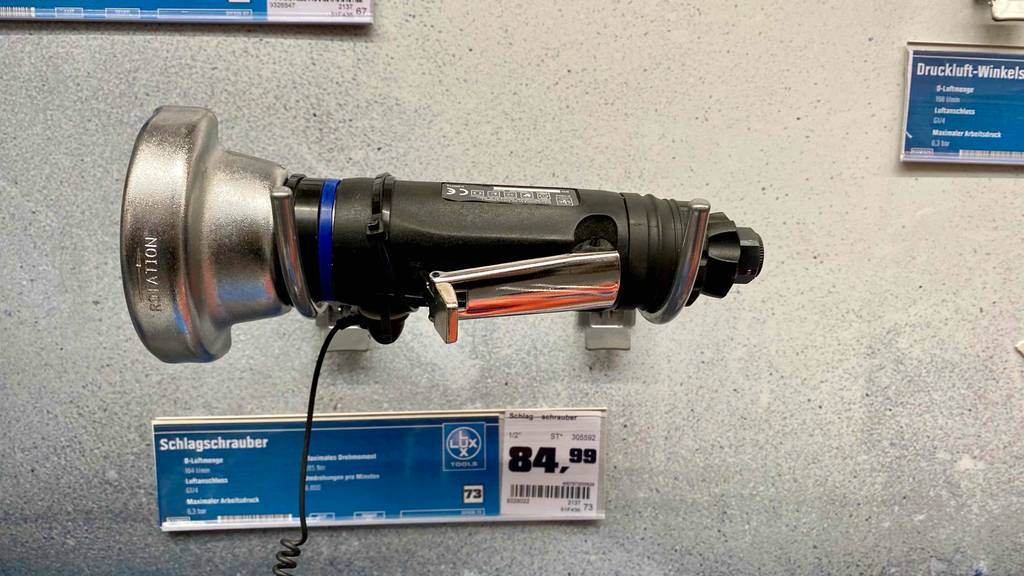 Schlagschrauber im Test: ein Modell von Lux hängt an einer Ausstellungswand inklusive Preisschild.