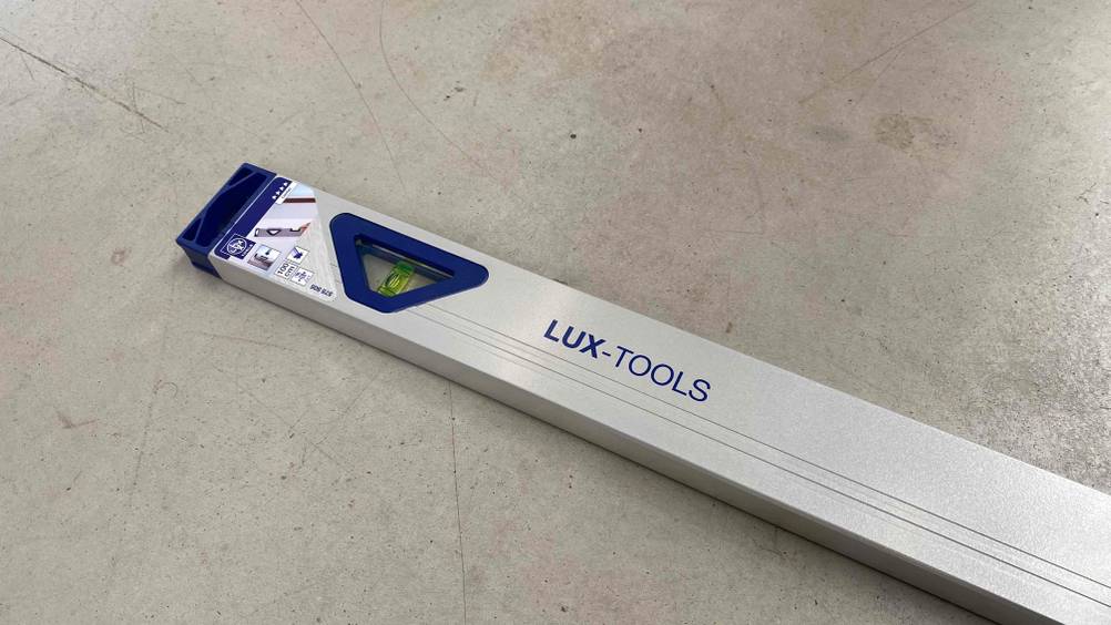 Getestet: Detailaufnahme der Libelle und des Logos einer 1-m-Wasserwaage.