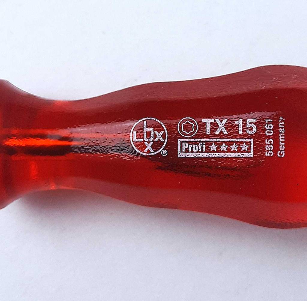 Schraubendreher im Test: Ein Modell mit rotem Griff der Marke Lux.