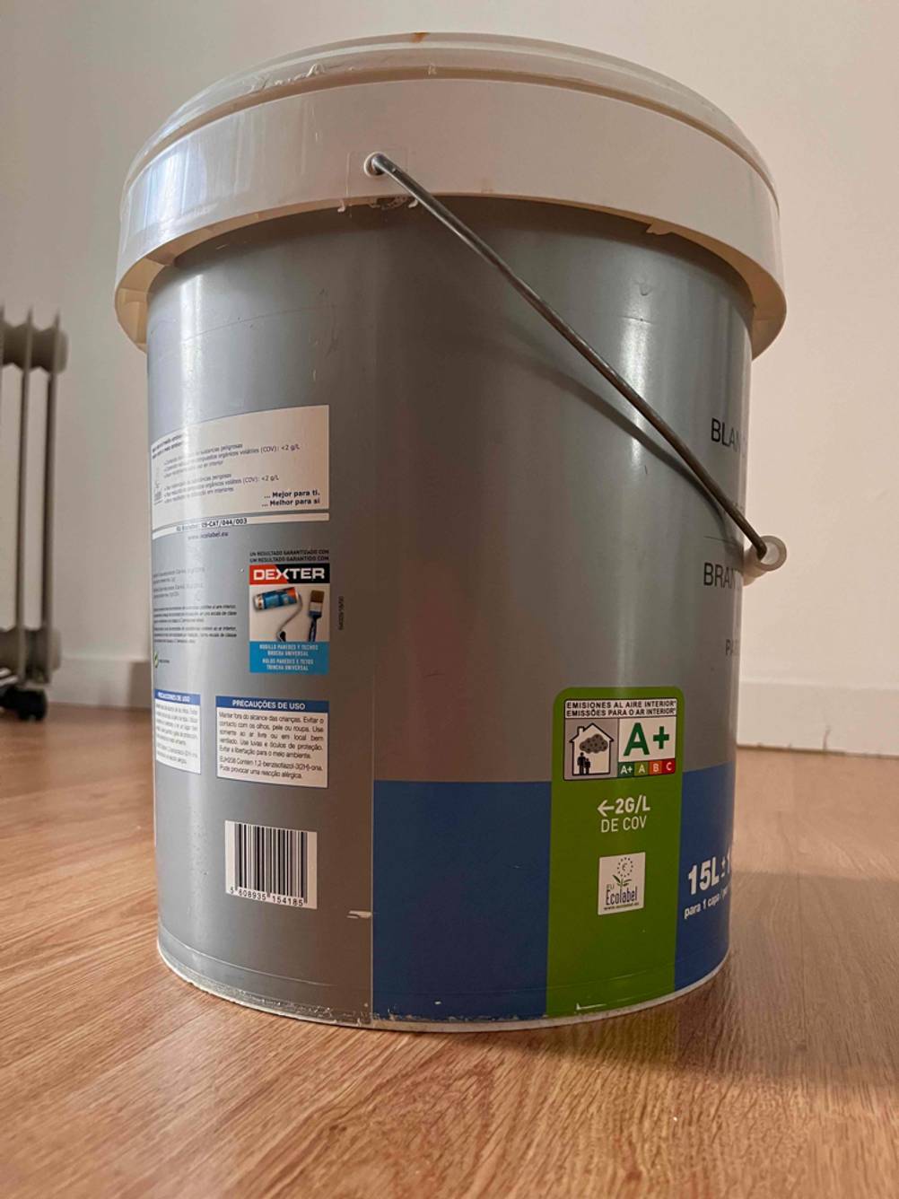Im Test: Auf der Seite und Rückseite eines Kübels Wandfarbe stehen Informationen zur Energieeffizenz und Handhabung.