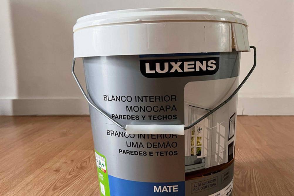 Im Test: Ein Eimer Luxens weiße Wandfarbe steht auf dem Boden.