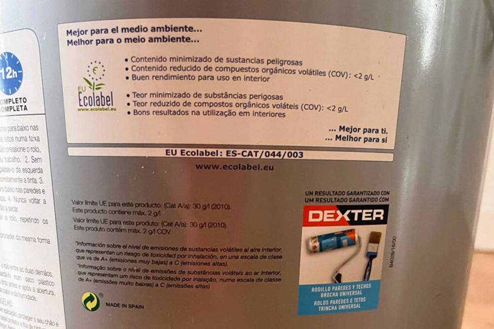 Im Test: Rückseite eines Eimers Wandfarbe.