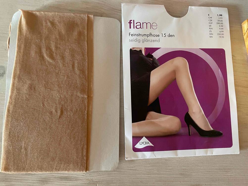 Strumpfhosen-Test: eine seidig glänzende, hautfarbene Feinstrumpfhose der Marke LYCRA liegt ausgepackt neben der Originalverpackung.