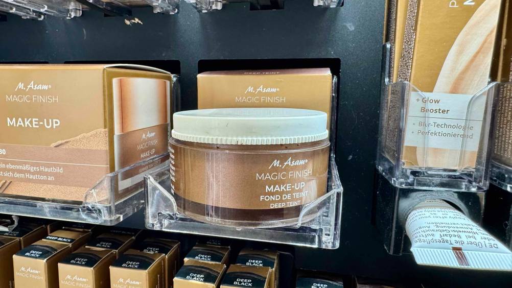 In einem Verkaufsregal steht die Packung des M.-Asam-Make-up im Test.