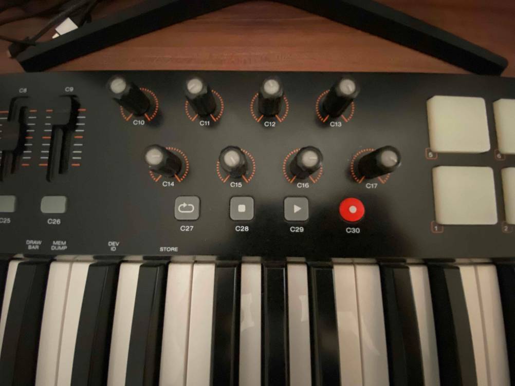 Die Regler eines M-Audio-Midi-Keyboards