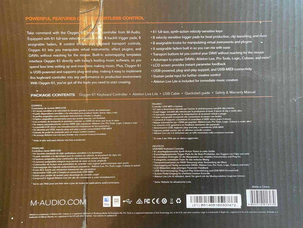 Rückseite eines Verpackungskartons mit Beschreibung eines getesteten Midi-Keyboards.