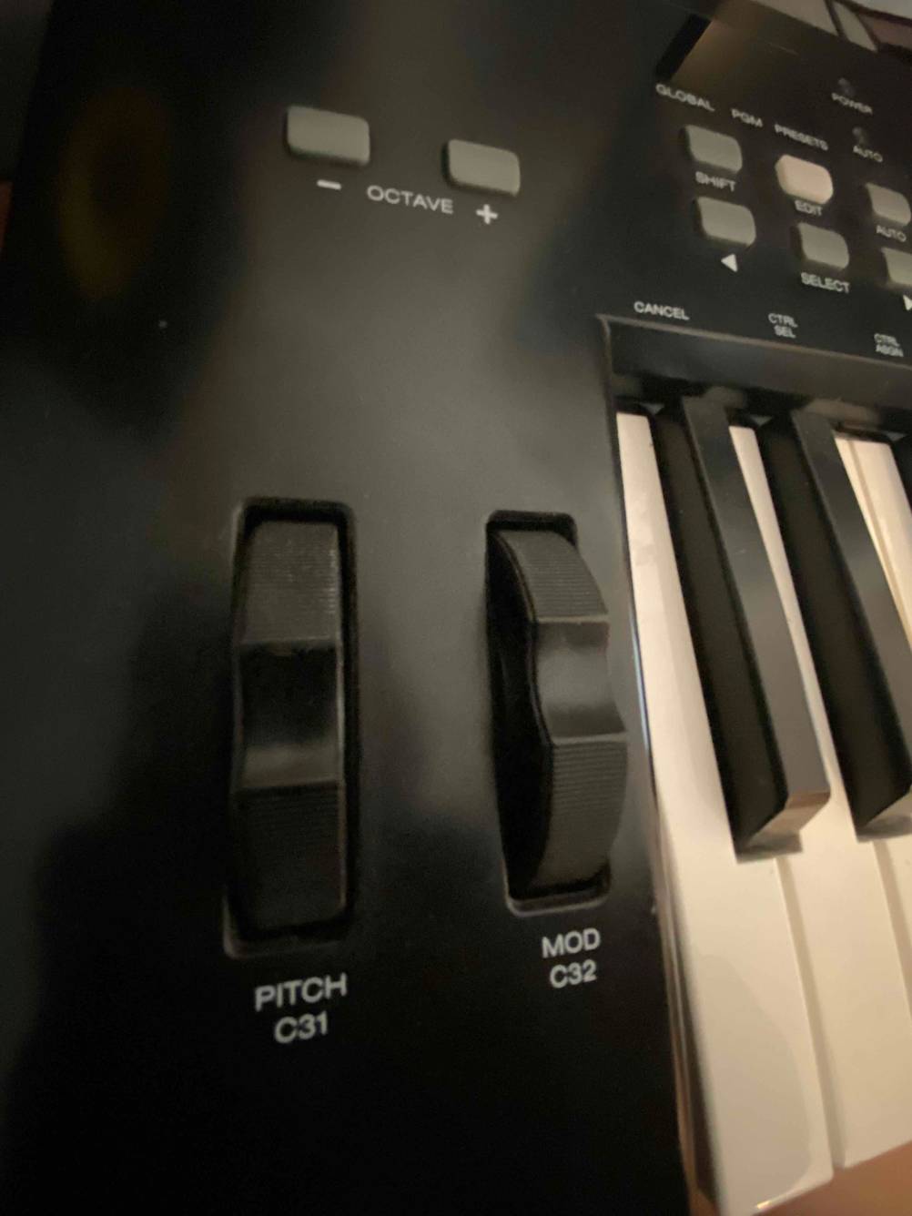 Bedienelemente eines getesteten Midi-Keyboards in Nahaufnahme.