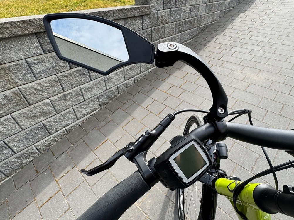 Ein M-Wave-SPY-Space-Fahrradspiegel in schwarz ist auf einem Fahrradspiegel montiert