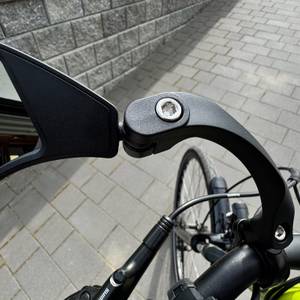 Ein Gelenk am Spiegel des M-Wave-SPY-Space-Fahrradspiegel in Schwarz in Nahaufnahme.