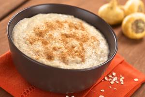 Maca-Pulver als leckeres Topping zum Porridge.