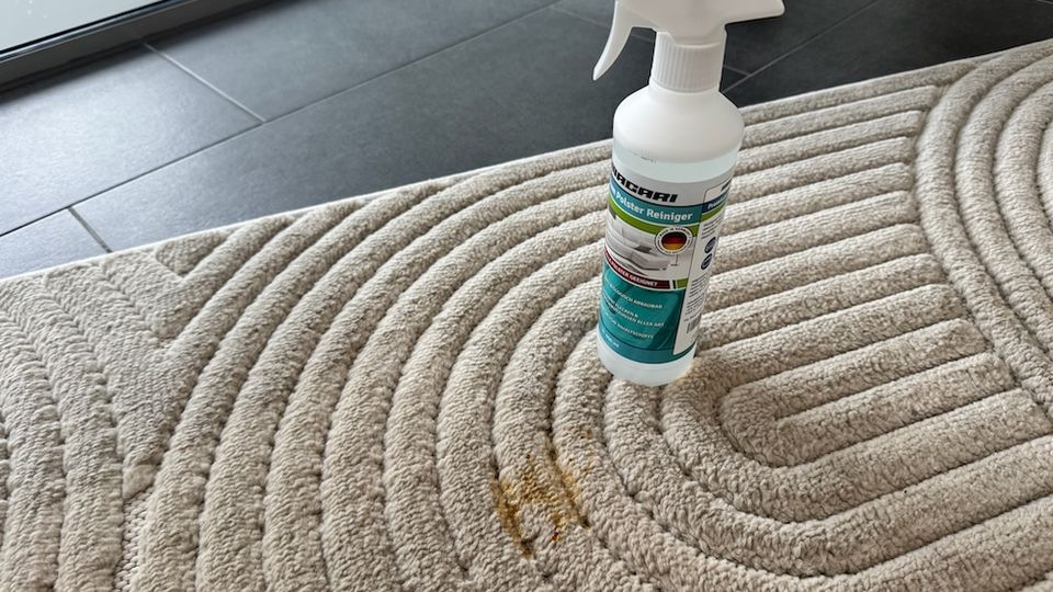Macari-Polsterreiniger steht auf einem Teppich