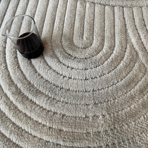 Auf einem Teppich steht ein Behälter mit Kaffee, um den vorher sichtbaren Kaffeefleck zu zeigen.