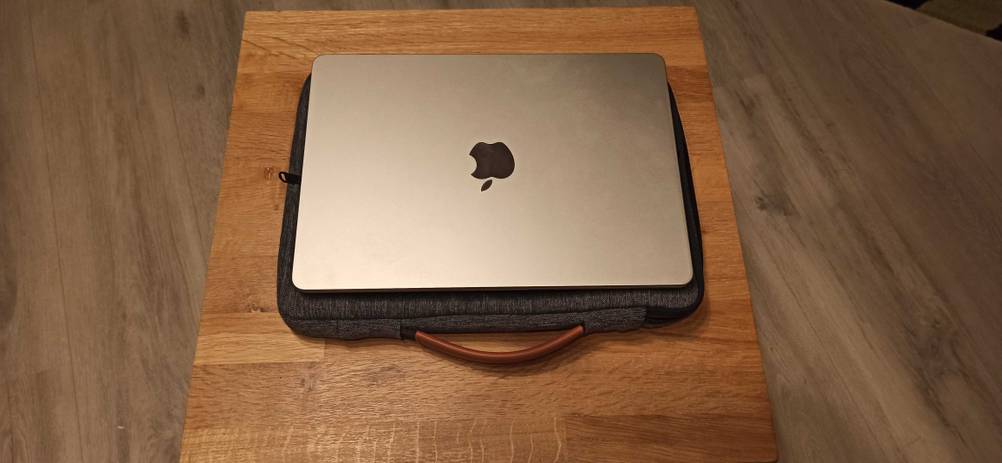 Macbook, das auf einer Tasche liegt.