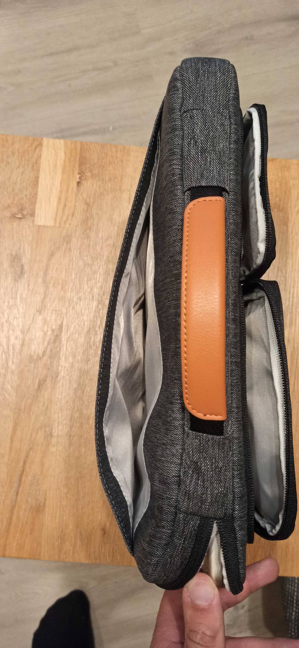 Oberansicht einer Macbooktasche mit Griff.