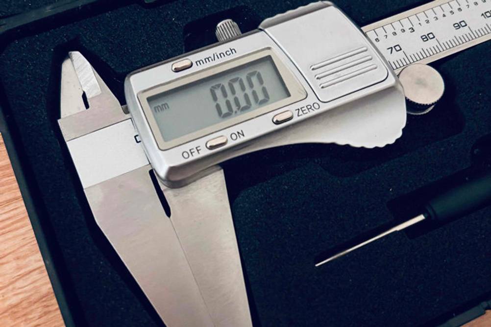 Im Test: Digitalanzeige und Bedienpanel eines digitalen Messschiebers.