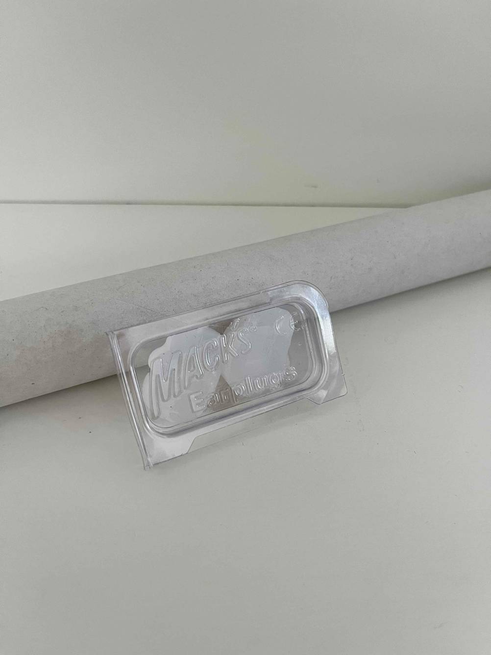 Ohrstöpsel zum Schwimmen im Test: Auf der durchsichtigen Plastikverpackung ist der Markenname eingedruckt.