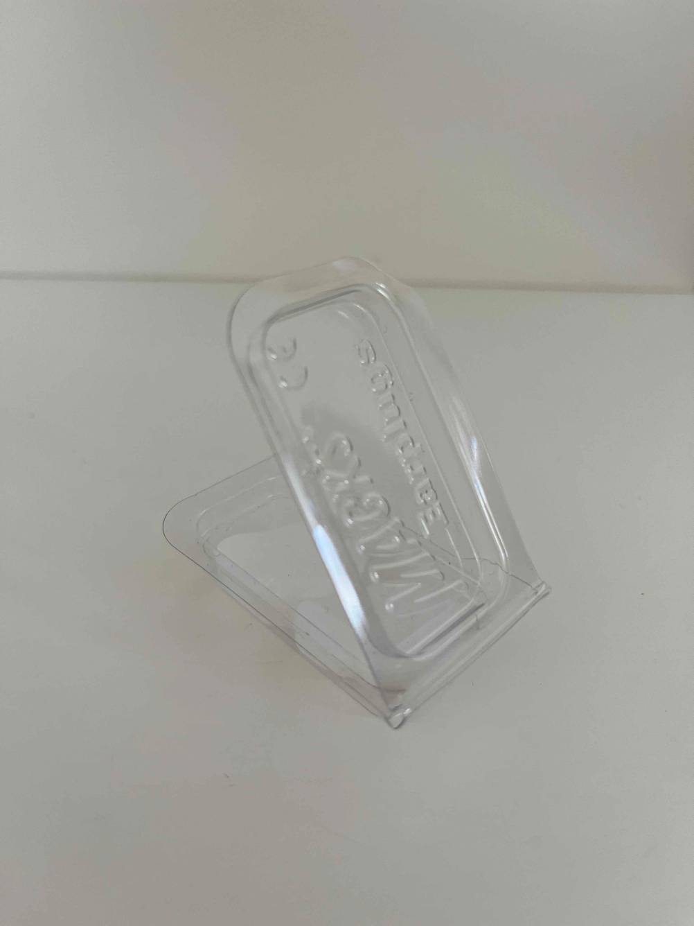 Ohrstöpsel zum Schwimmen getestet: Die leere durchsichtige Plastikbox liegt geöffnet auf einer weißen Fläche.