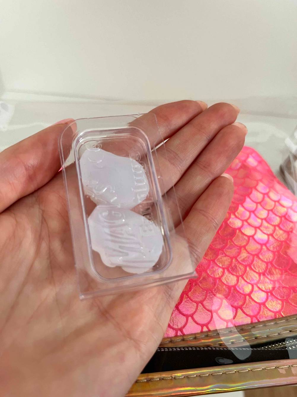 Ohrstöpsel zum Schwimmen im Test: eine Packung von Mack's liegt auf flacher Hand.