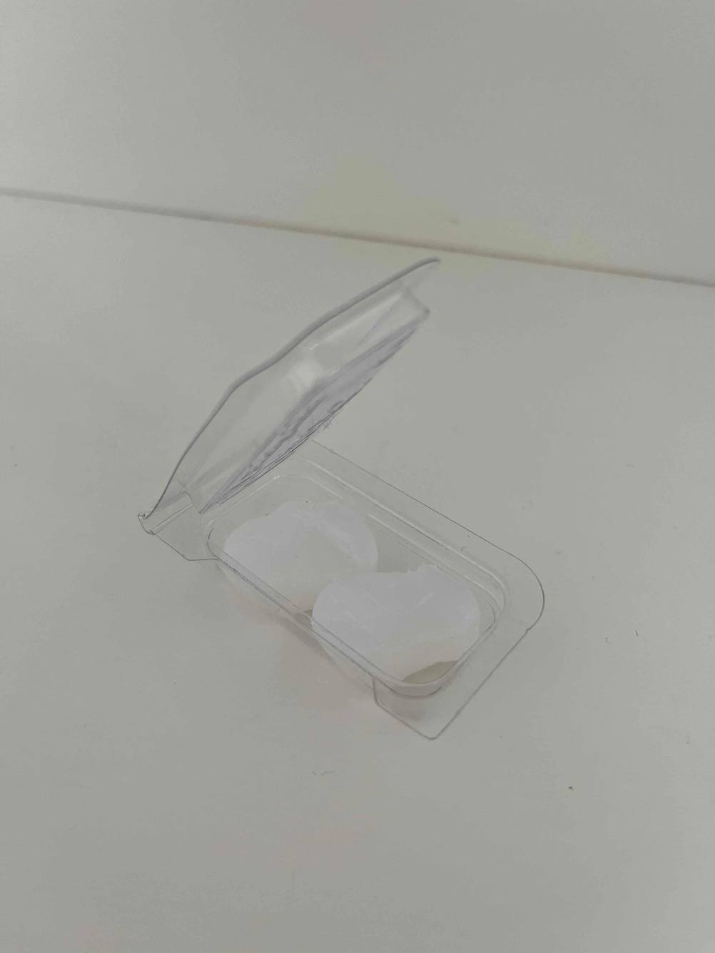 Ohrstöpsel zum Schwimmen im Test: geöffnete Packung mit Silikon-Ohrstöpseln von Mack´s steht auf weißer Fläche.