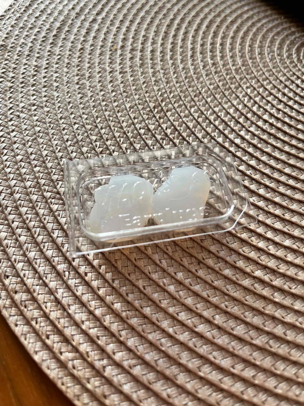 Ohrstöpsel zum Schwimmen im Test: eine geschlossene Packung von Mack´s steht auf Tischläufer.