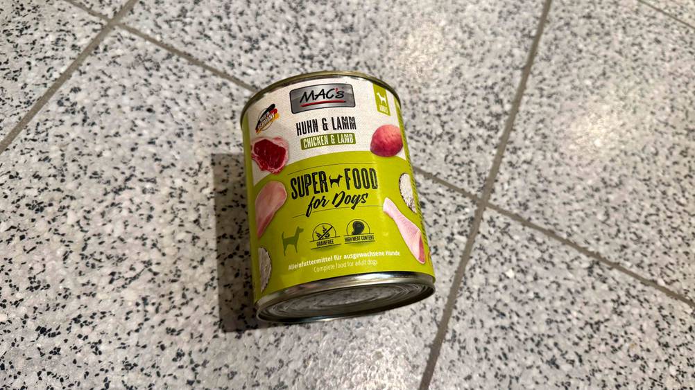 MAC's-Hundefutter im Test: Eine Dose von schräg oben auf einem Fließenboden.