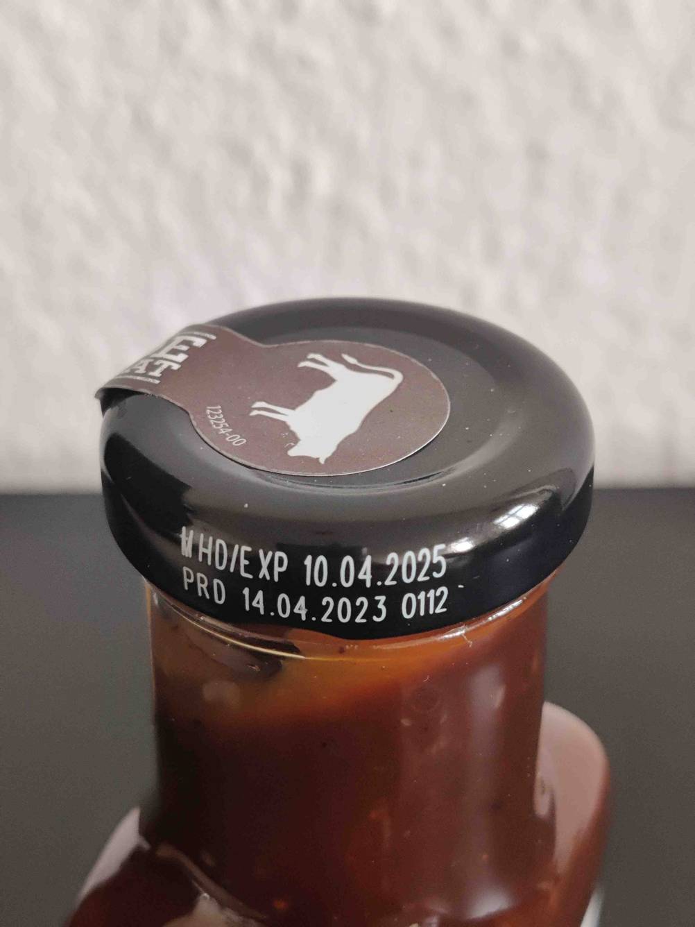 Nahaufnahme des Deckels einer Flasche der getesteten BBQ-Sauce mit Haltbarkeitsdatum.