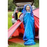 Kinderschlafsack-Test: Ein Mädchen steht in einem blauen Schlafsack vor einem Auto. 