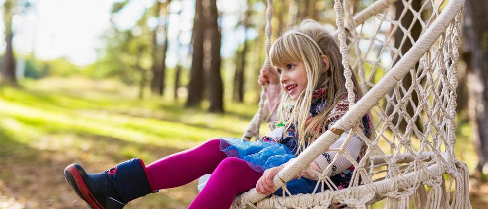 haengehoehle im wald mit kind