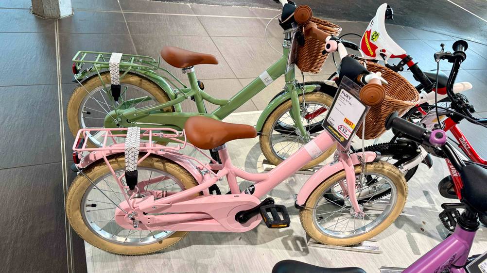 Seitenansicht des Mädchenfahrrad 16 Zoll im Test in einer Verkaufsausstellung.