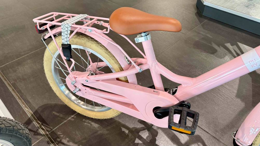 Mädchenfahrrad 16 Zoll getestet: Nahaufnahme des Sattels und des Hinterrades.