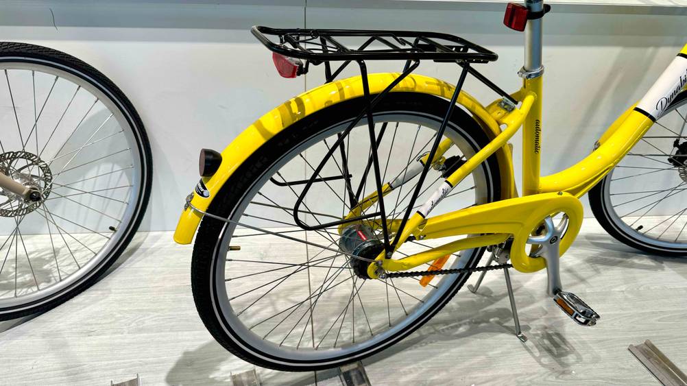 Nahaufnahme des Hinterreifens mit Gepäckträger eines getesteten Mädchenfahrrad 26 Zoll.