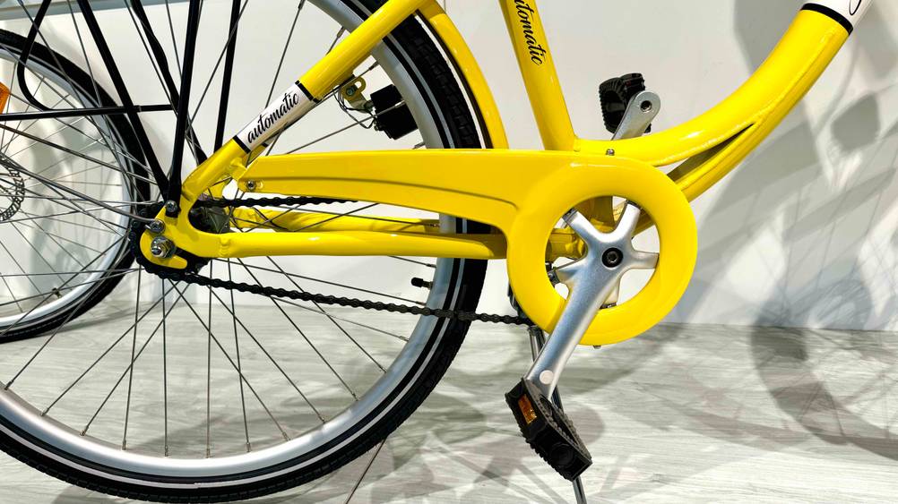 Nahaufnahme des Kurbelarms mit Pedal eines gelben Mädchenfahrrad 26 Zoll im Test.