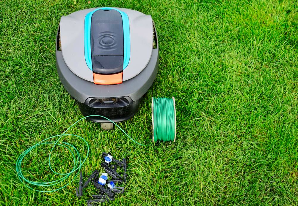 Mähroboter von oben mit einem Kabel zur Begrenzung.