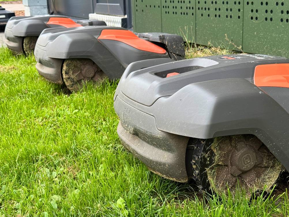 Mähroboter stehen nebeneinander.