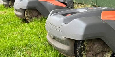 Mähroboter stehen nebeneinander.