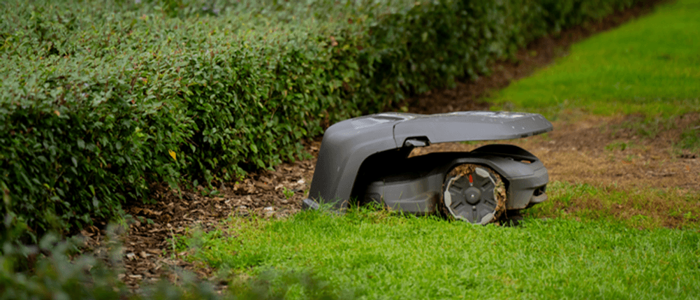 Mährobter ohne Begrenzungskabel im Test: Ein Mähroboter steht in seiner Station.