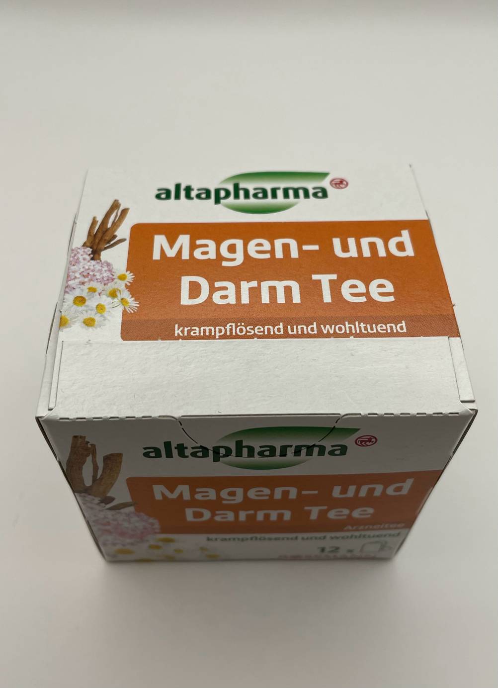 Der getestete Magen-Darm-Tee von oben auf einer hellen Fläche.