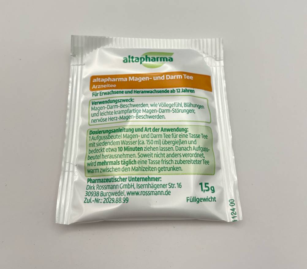 Ein einzeln verpackter Magen-Darm-Tee im Test auf einer hellen Fläche liegend.