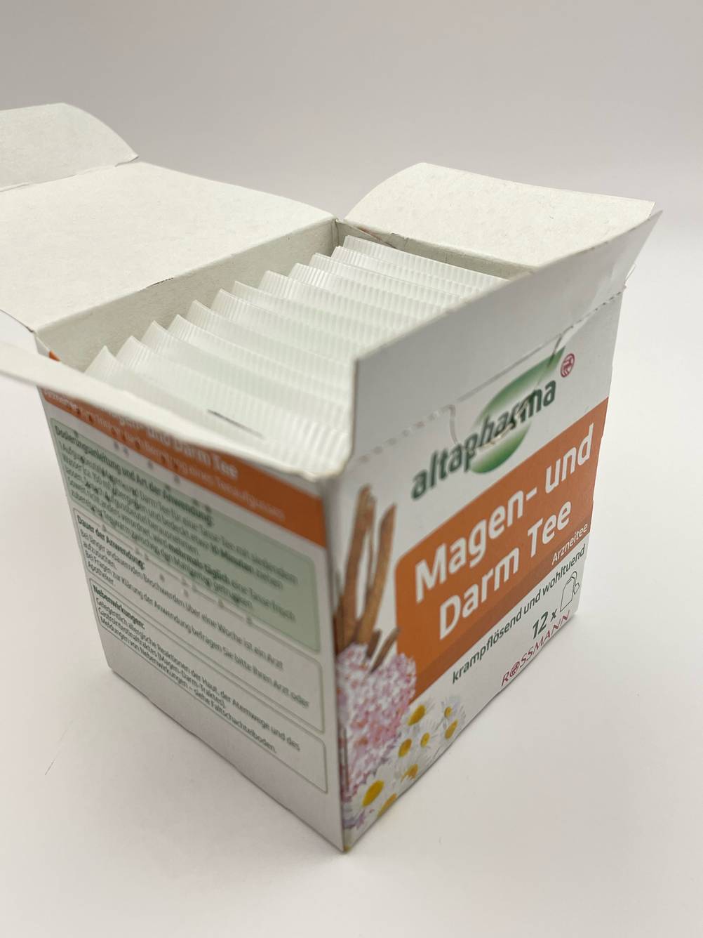 Die geöffnete Packung des getesteten Magen-Darm-Tees auf einer hellen Fläche stehend.